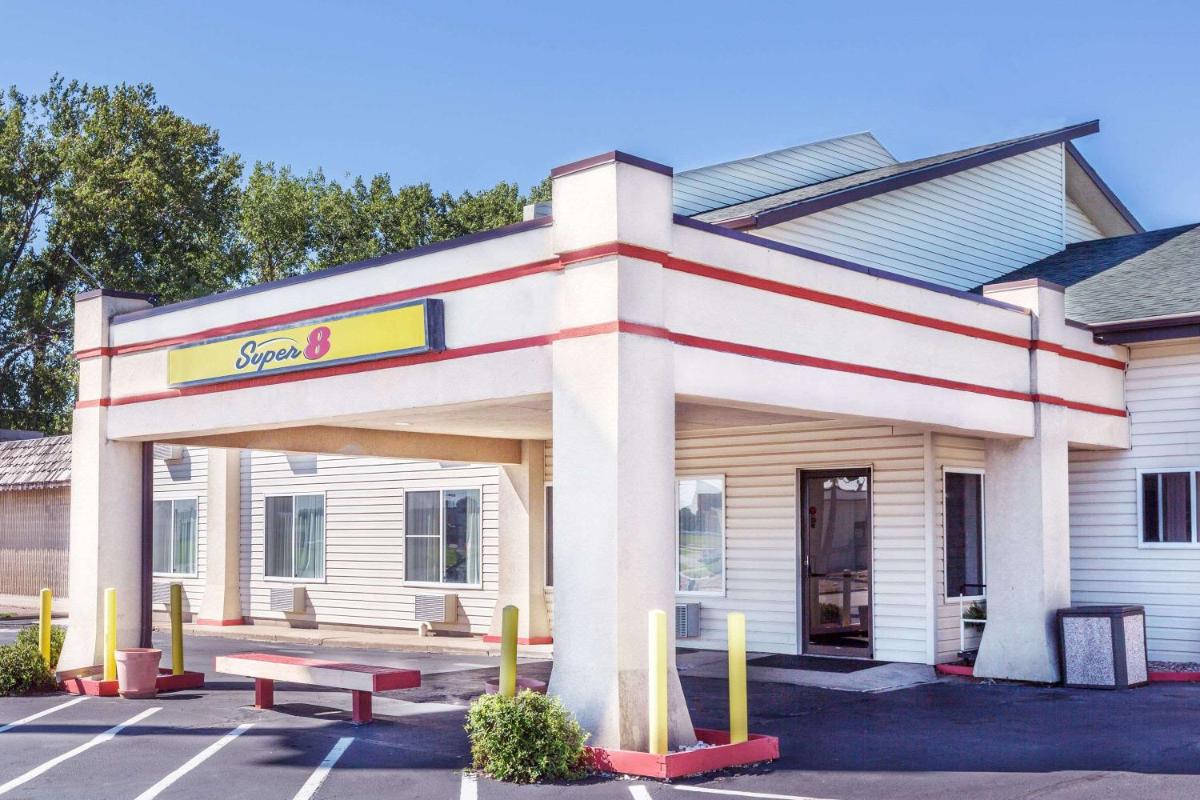Super 8 by Wyndham North Sioux City - Housity