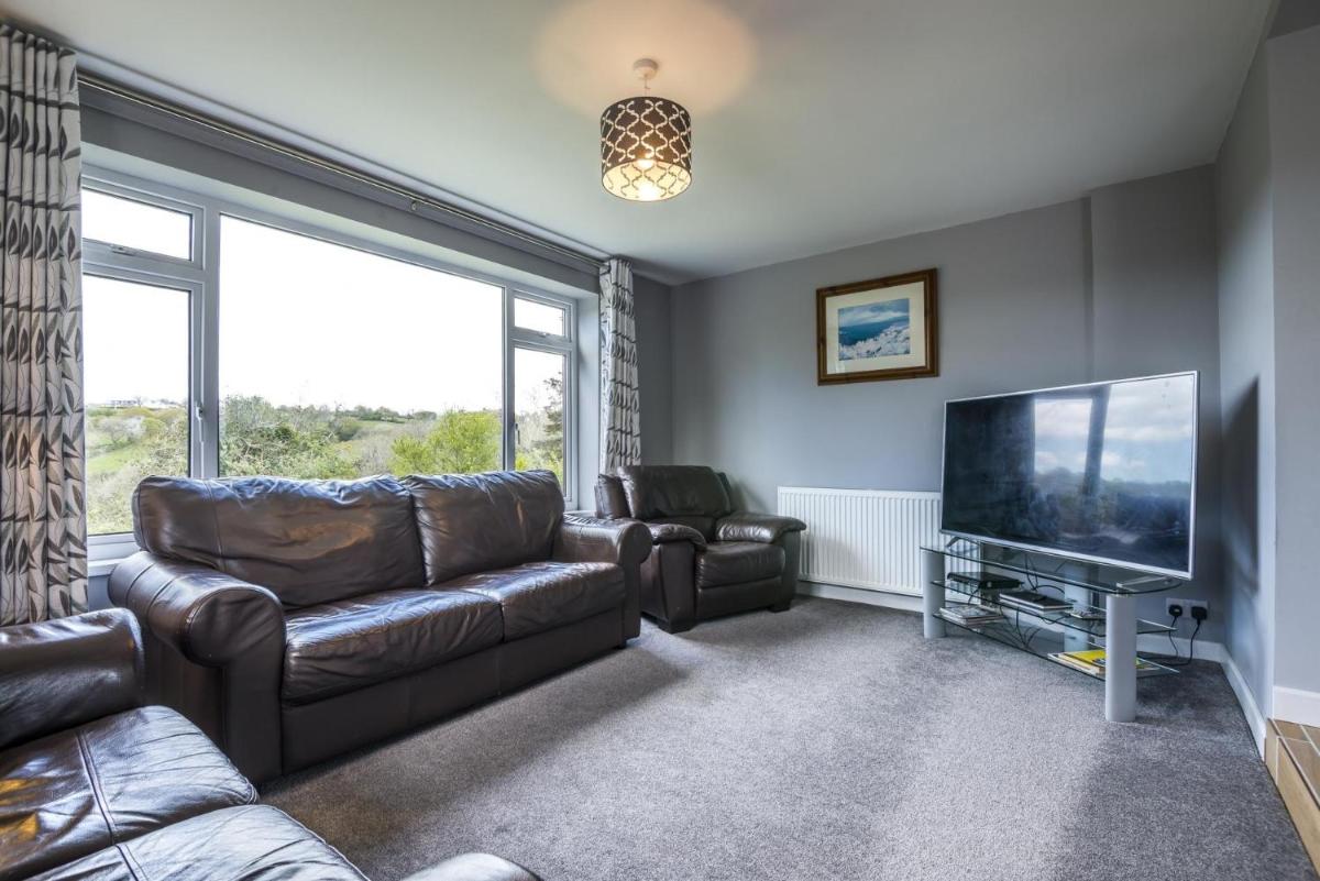 Little Hill - 3 Bedroom Bungalow - Wisemans Bridge - Housity