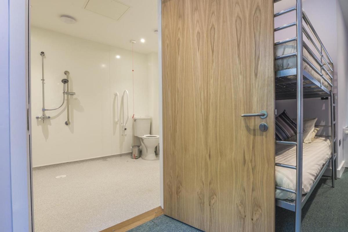 No 3 Ocean Cabins Disabled Room - Saundersfoot Harbour - Saundersfoot - Housity