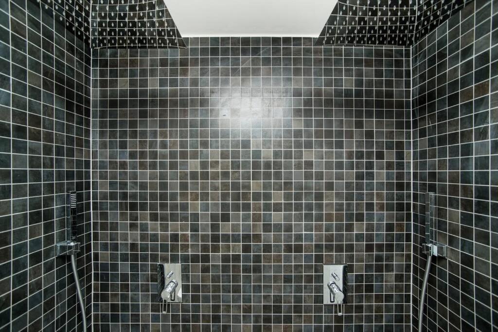 Old Town 1 Bedroom Oasis with AC and Double Shower - Housity