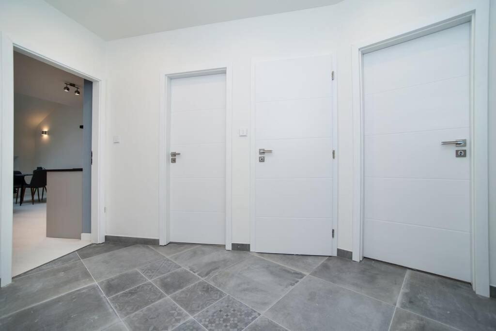 Old Town 1 Bedroom Oasis with AC and Double Shower - Housity
