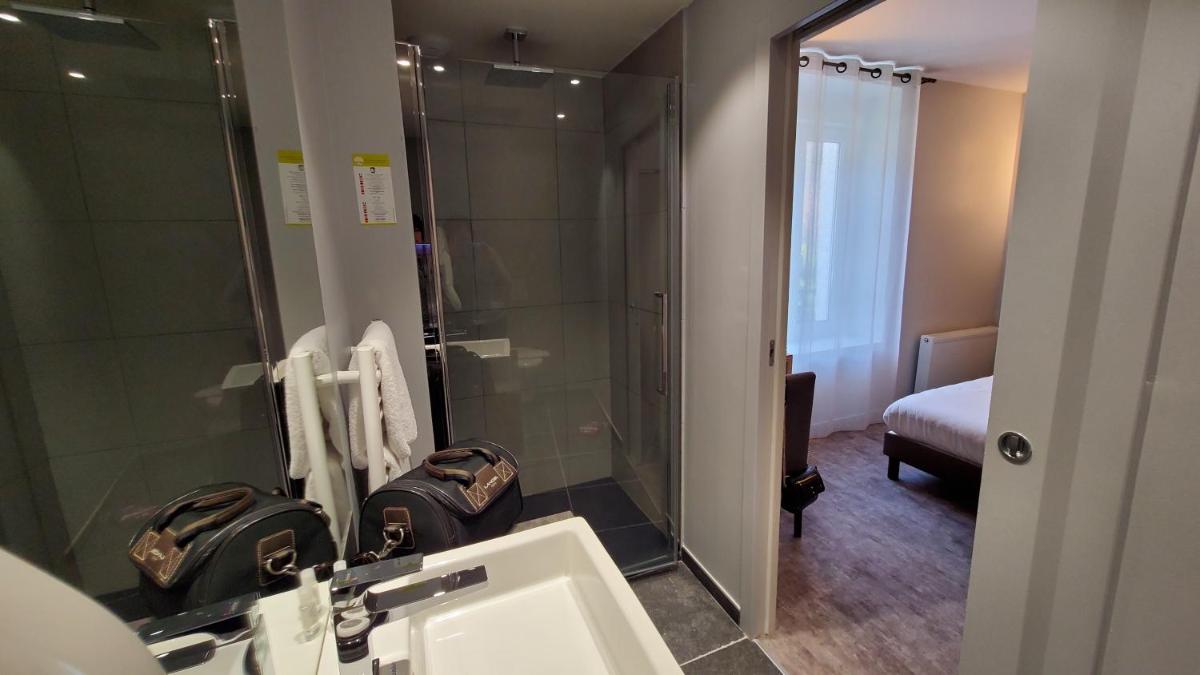 Salle de bains dans l'établissement Le Castelet