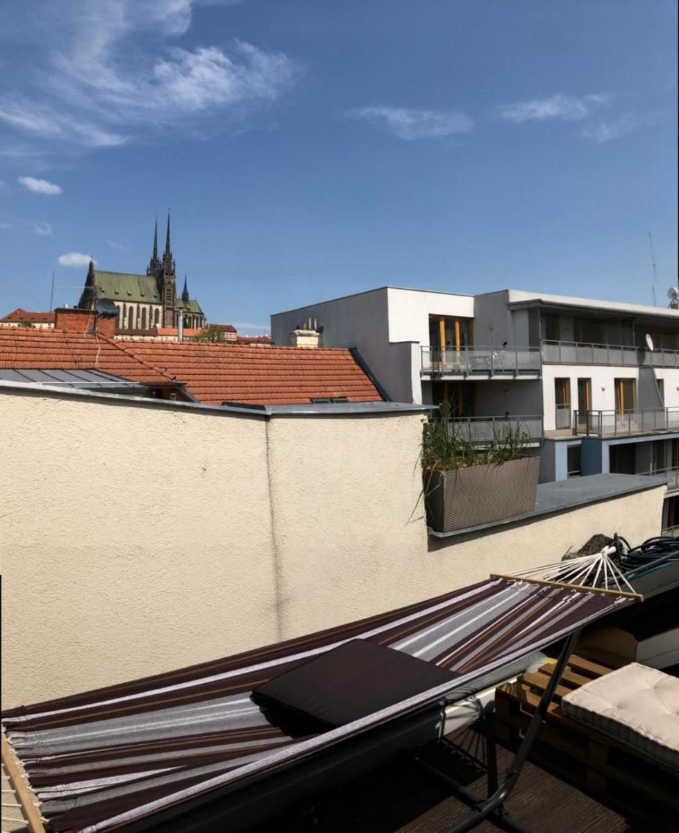 V centru mesta s vyhledem na Petra, a parkovani - Housity