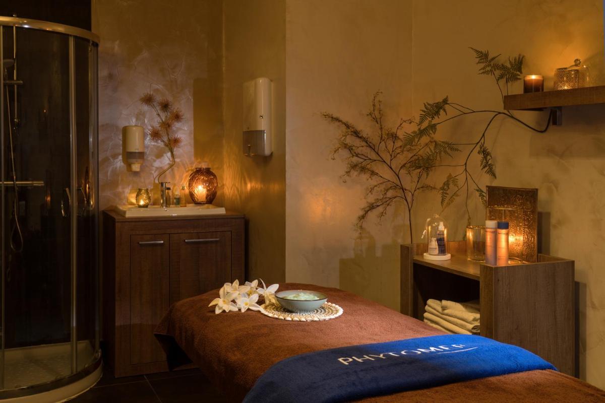 Un ou plusieurs lits dans un hébergement de l'établissement Hôtel Valdys Thalasso & Spa - les Pins