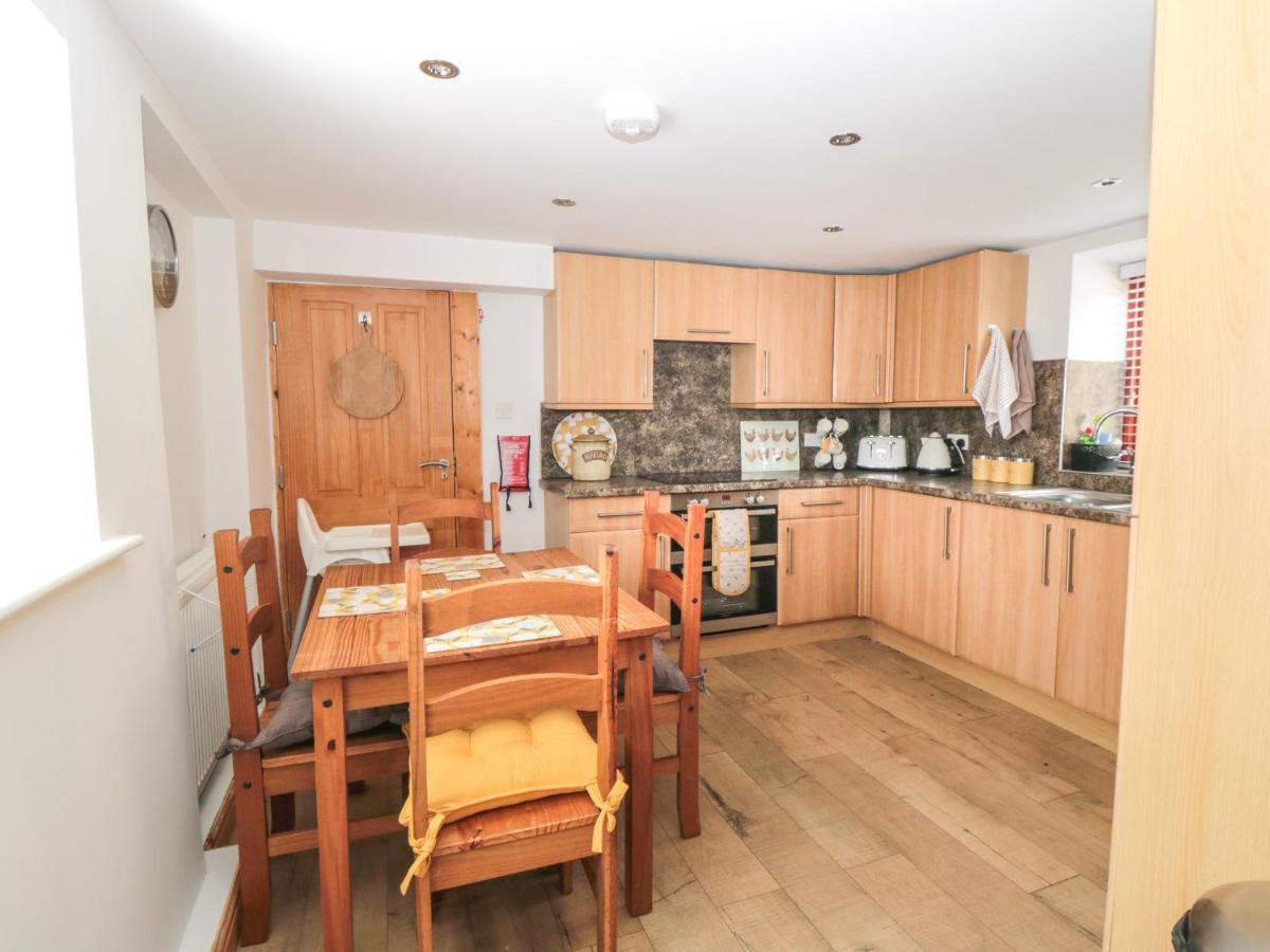 Farm Yard Cottage - Housity