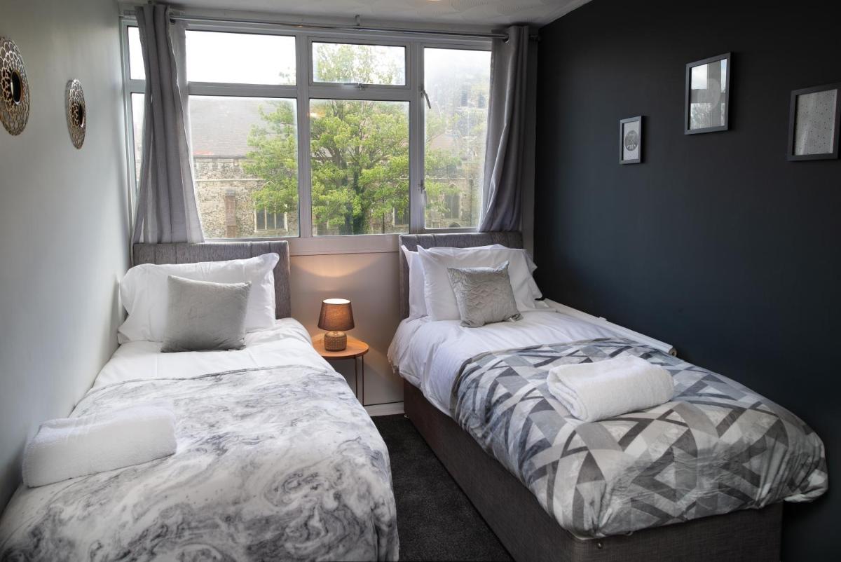 Large Modern Contractor House - FREE Parking - Staycations Welcome - Housity