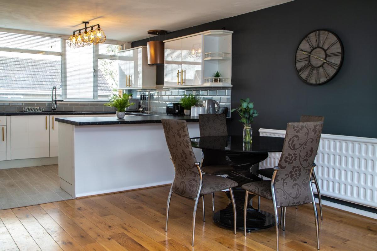 Large Modern Contractor House - FREE Parking - Staycations Welcome - Housity