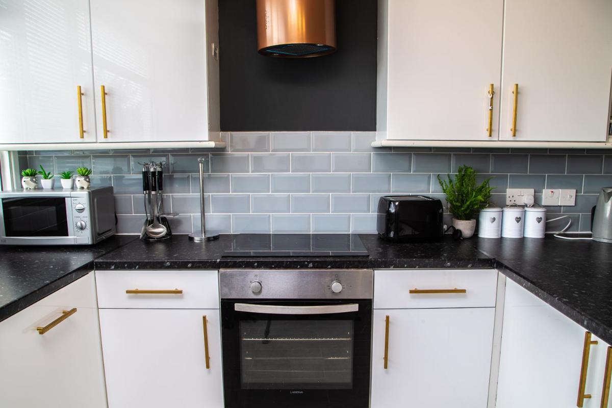 Large Modern Contractor House - FREE Parking - Staycations Welcome - Housity