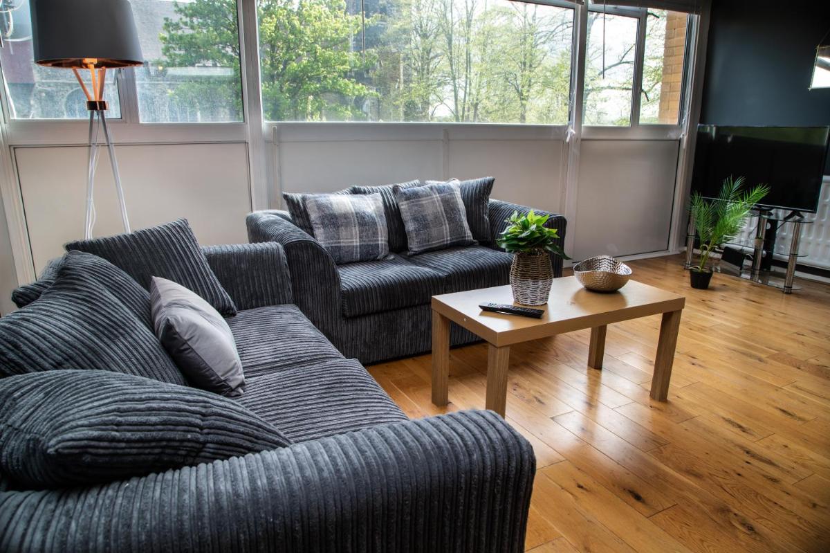 Large Modern Contractor House - FREE Parking - Staycations Welcome - Housity