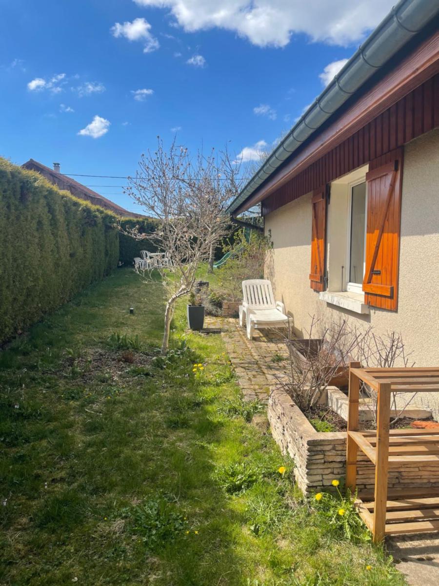 Jolie maison spacieuse dans petit village calme - Housity