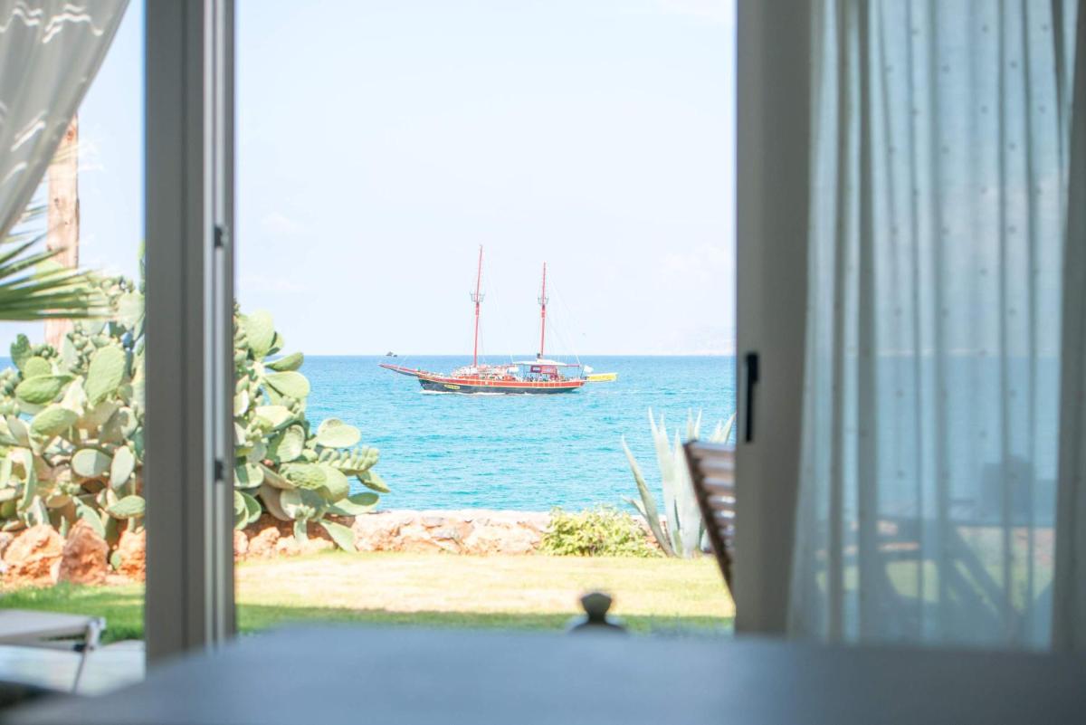 Junior suite by the beach Stalida - Housity