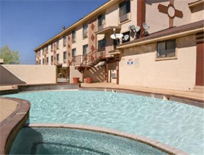 Super 8 by Wyndham Carlsbad - Housity
