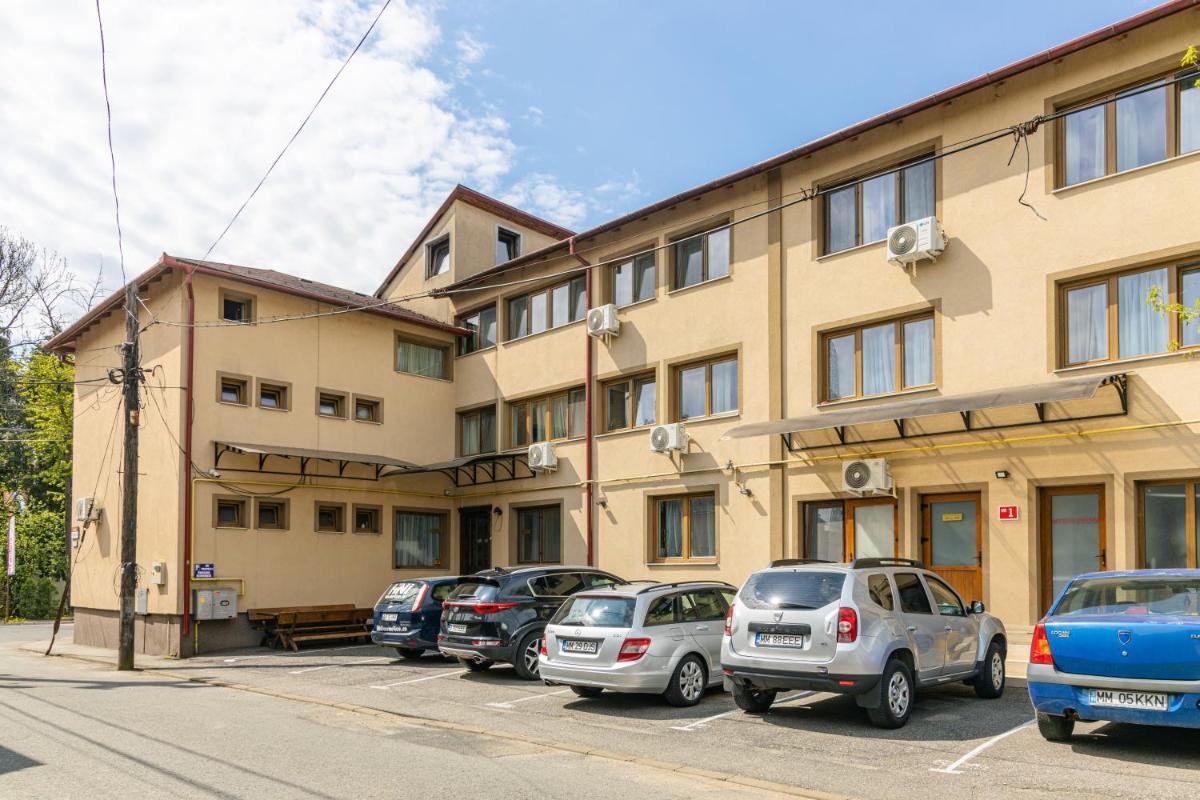 Pensiunea Pictorilor - Housity