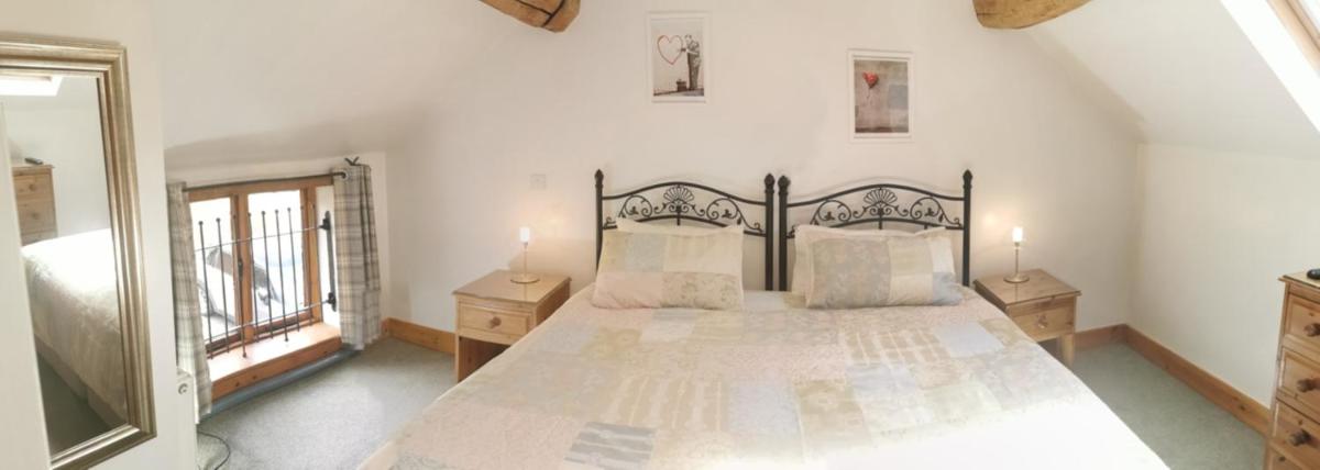 Lupin Cottage at Boningale Manor - Housity