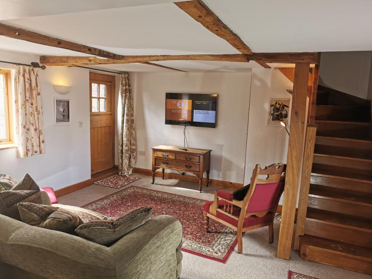 Lupin Cottage at Boningale Manor - Housity