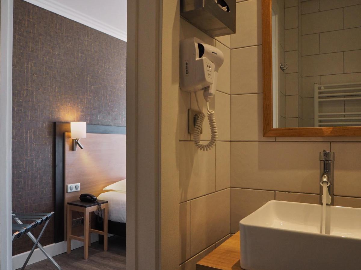 Salle de bains dans l'établissement Hôtel Beau Rivage