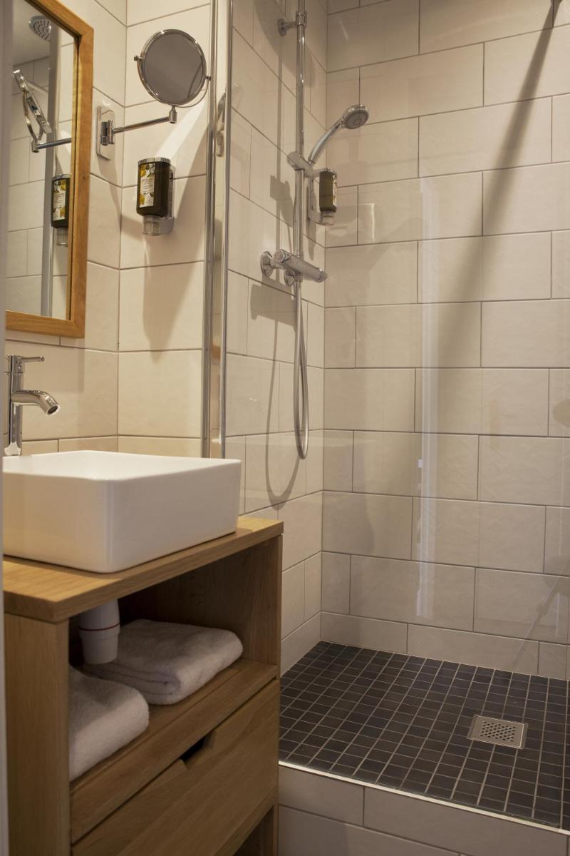 Salle de bains dans l'établissement Hôtel Beau Rivage