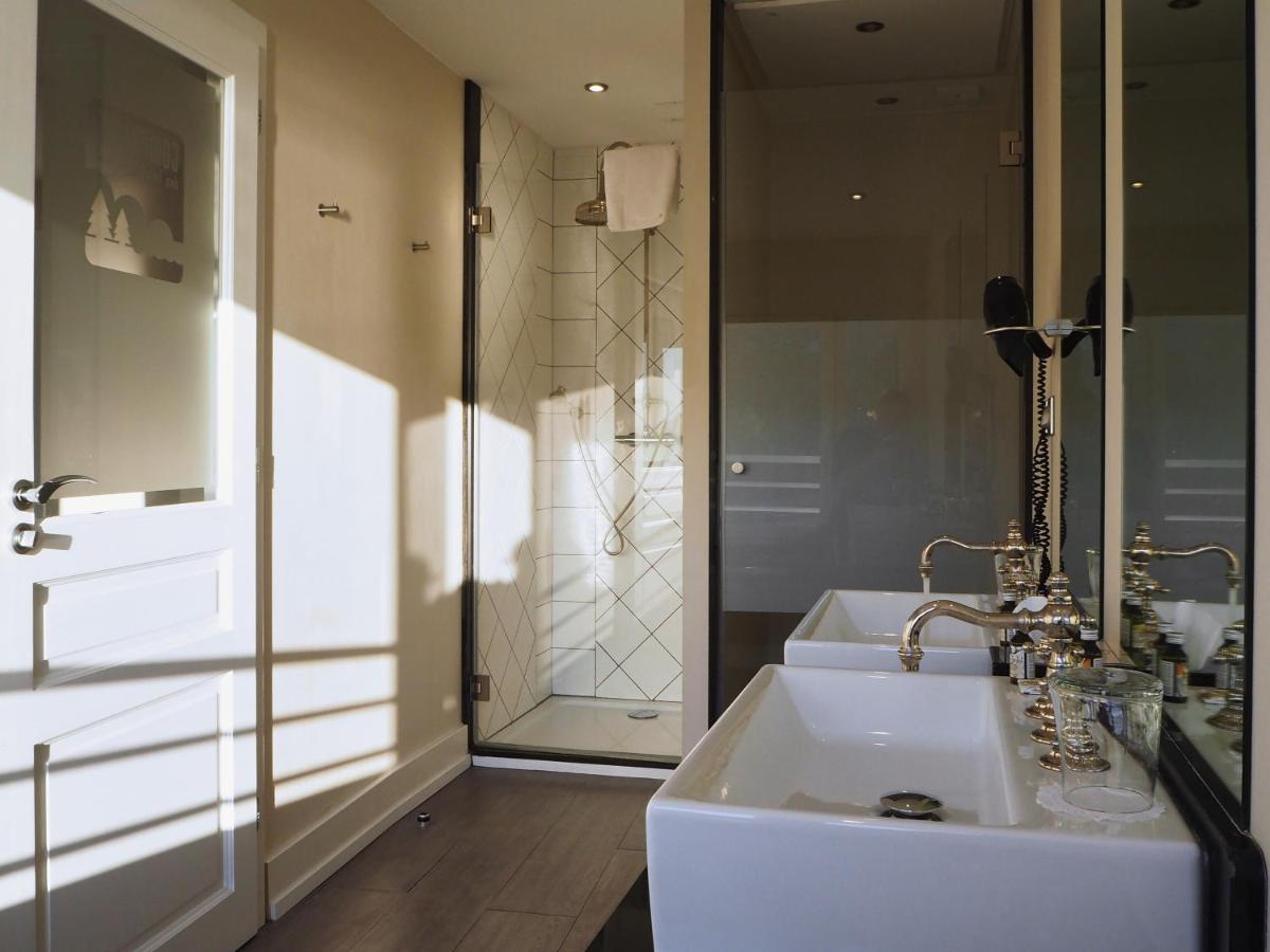 Salle de bains dans l'établissement Hôtel Beau Rivage