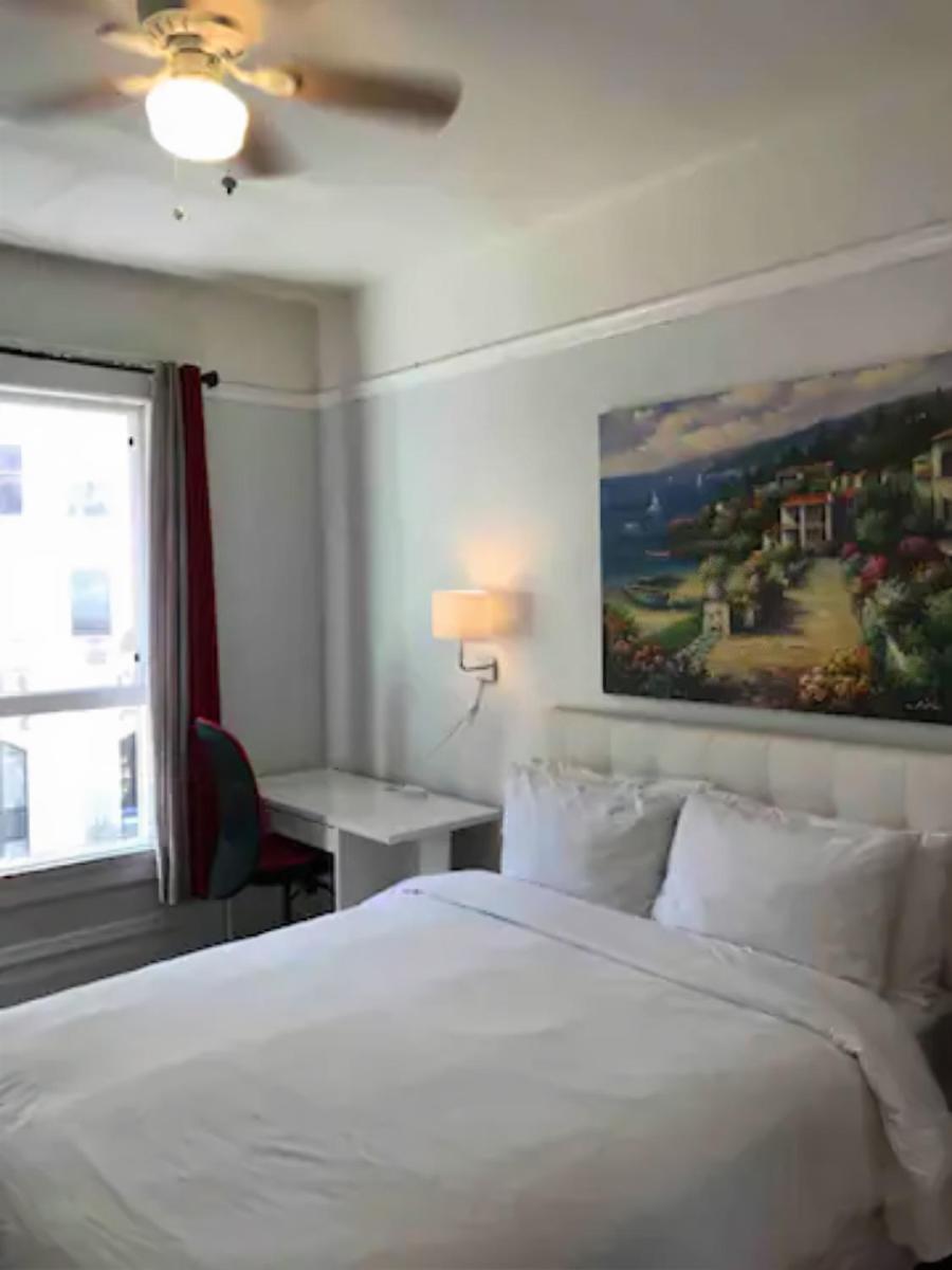 Blue Hotel - Housity