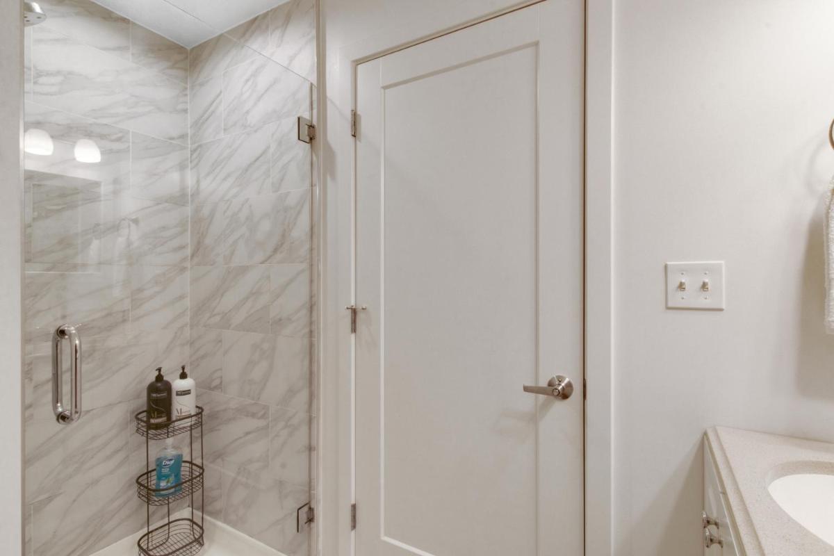 1BR Apartment in West Loop close to Pay Parking - Lake 403 - Housity