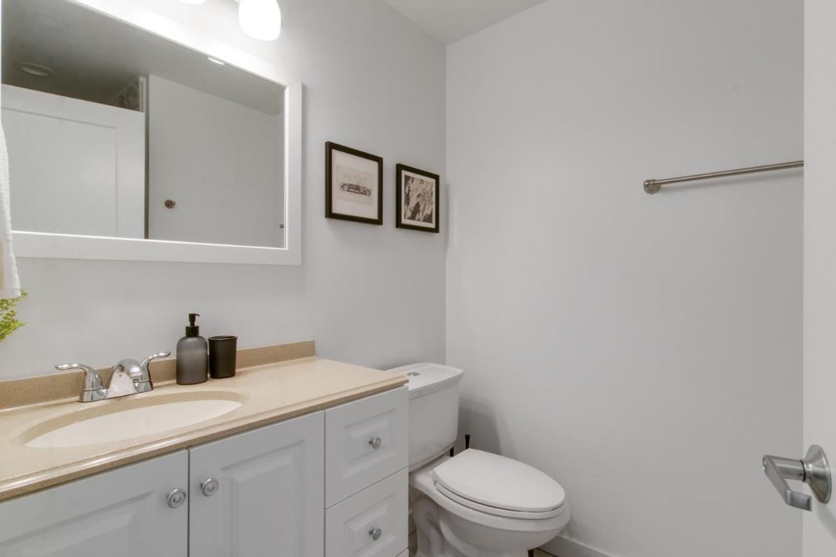 1BR Apartment in West Loop close to Pay Parking - Lake 403 - Housity
