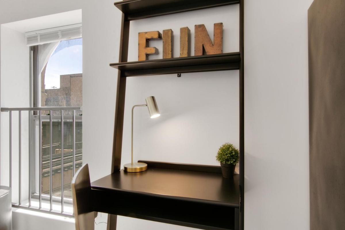 1BR Apartment in West Loop close to Pay Parking - Lake 403 - Housity