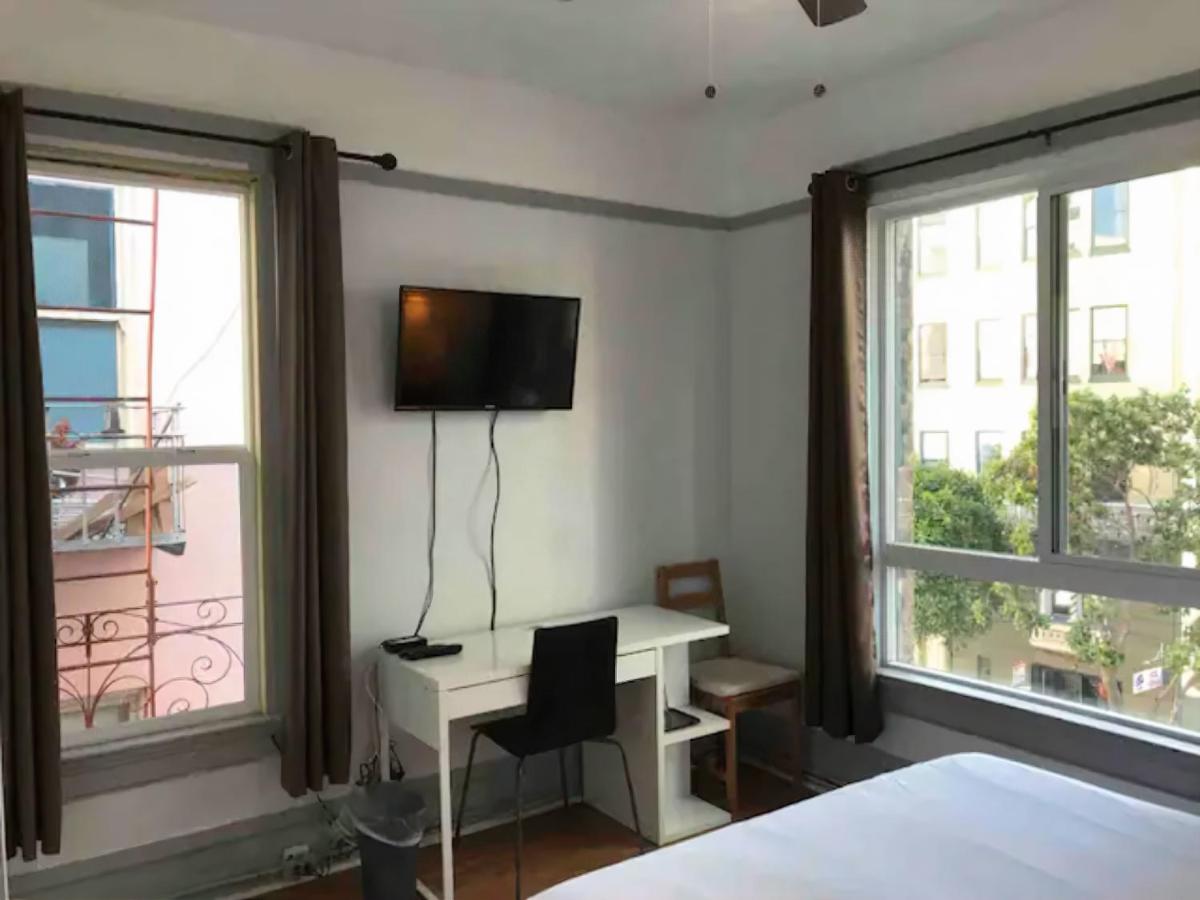 Blue Hotel - Housity