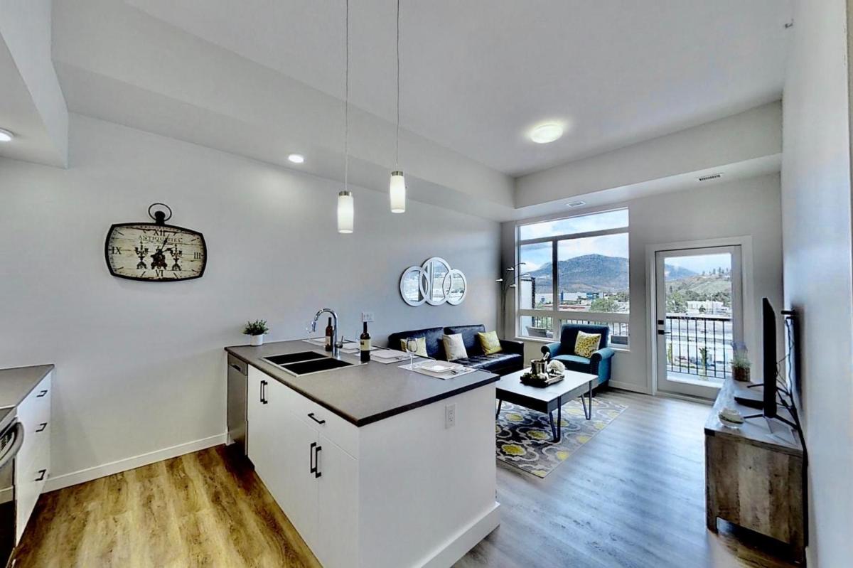 Brand New, Top Floor Condo Downtown - Housity