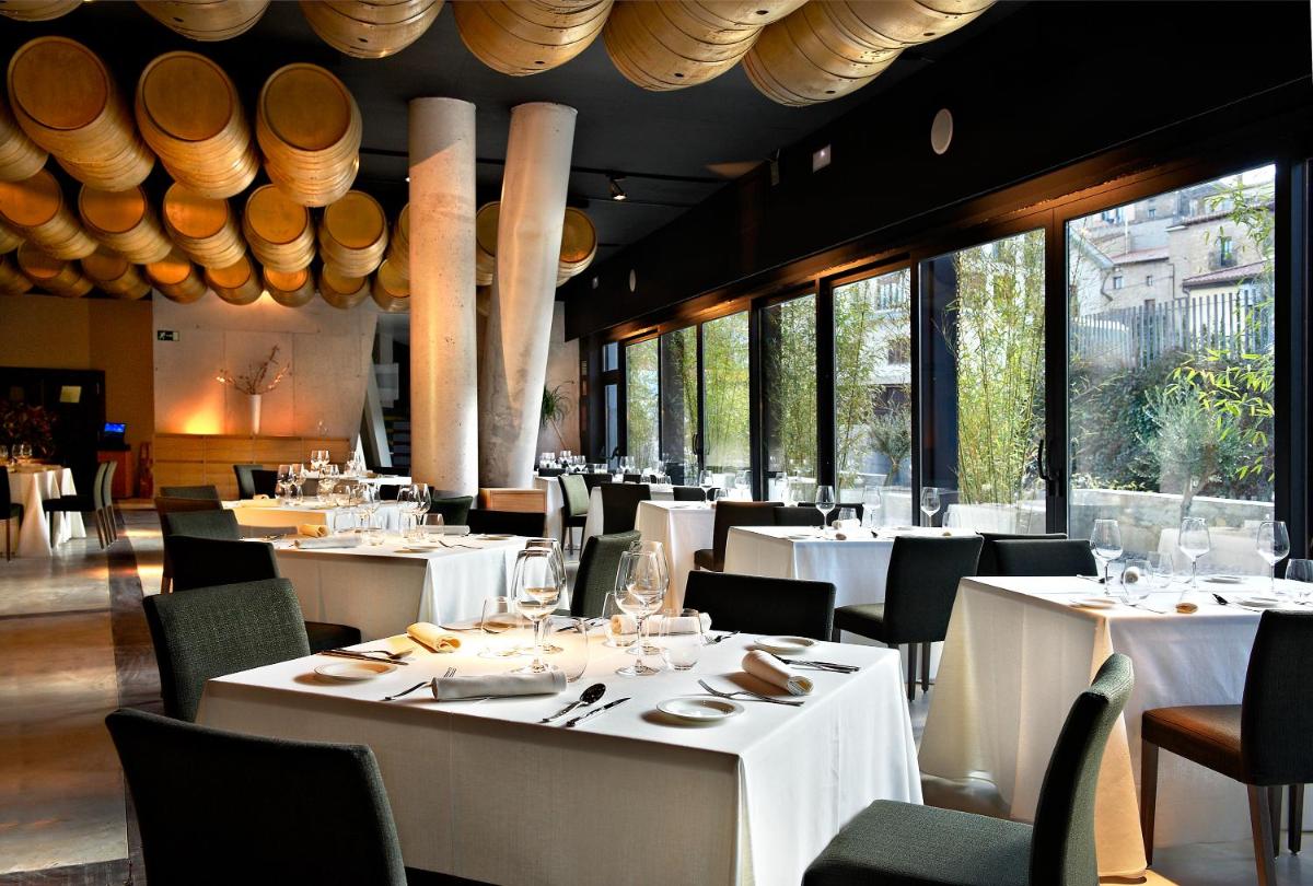 Un restaurante o sitio para comer en Hotel Viura