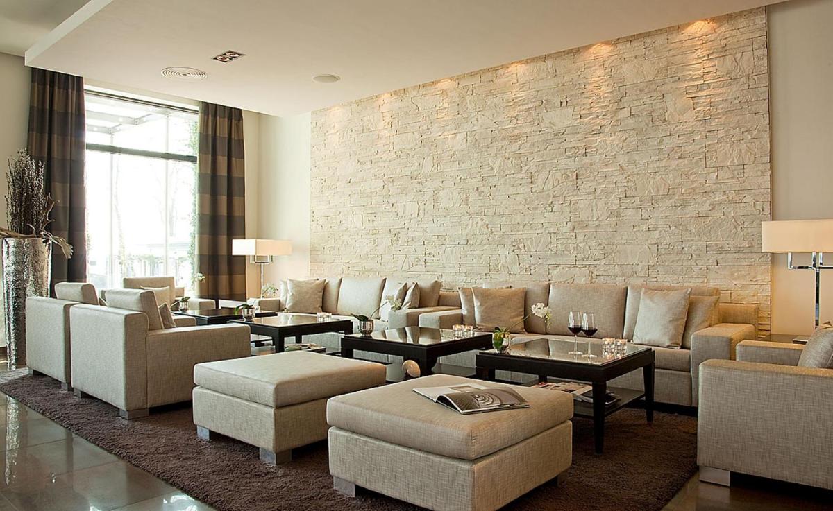 Ein Sitzbereich in der Unterkunft Relais & Châteaux Hotel Burg Schwarzenstein