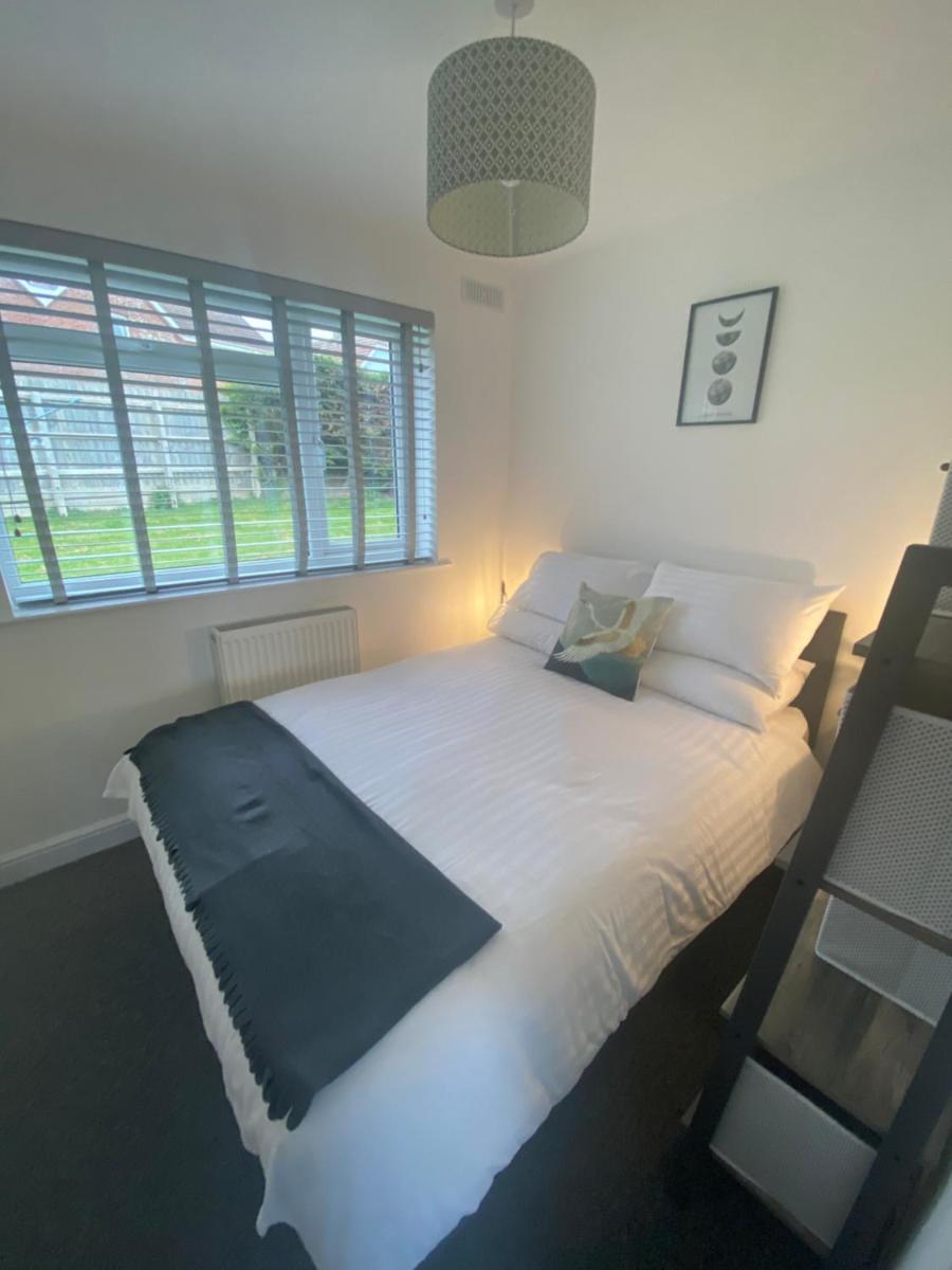 Beau - Brambles Chine, Colwell Bay - 5 star WiFi - Short walk to The Hut and beach - 1 night stays available - Ferry offers - Housity