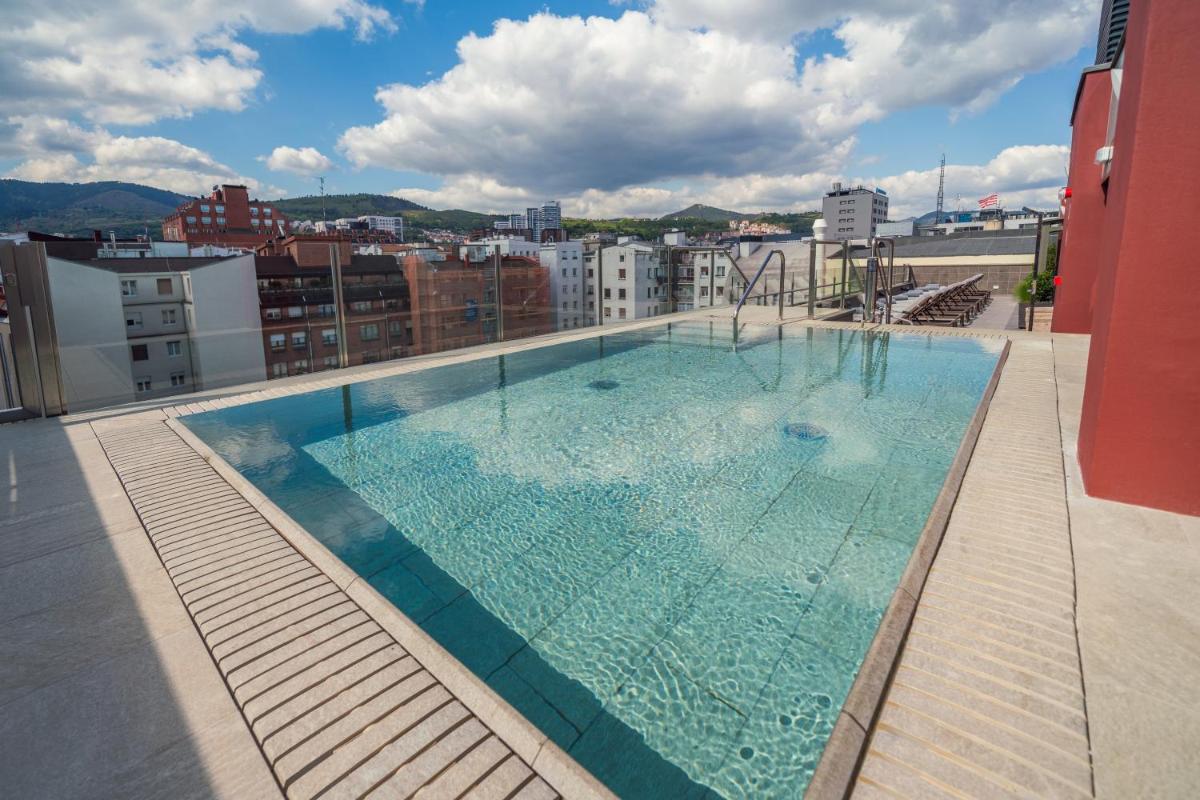 una gran piscina en la azotea de un edificio en Catalonia Gran Vía Bilbao, en Bilbao