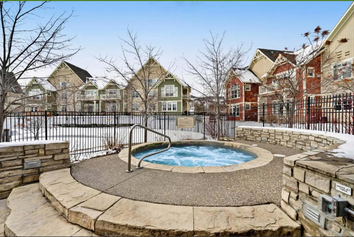 Great Location, Pool, Blue Mountain 2 BDRM Dream - Housity