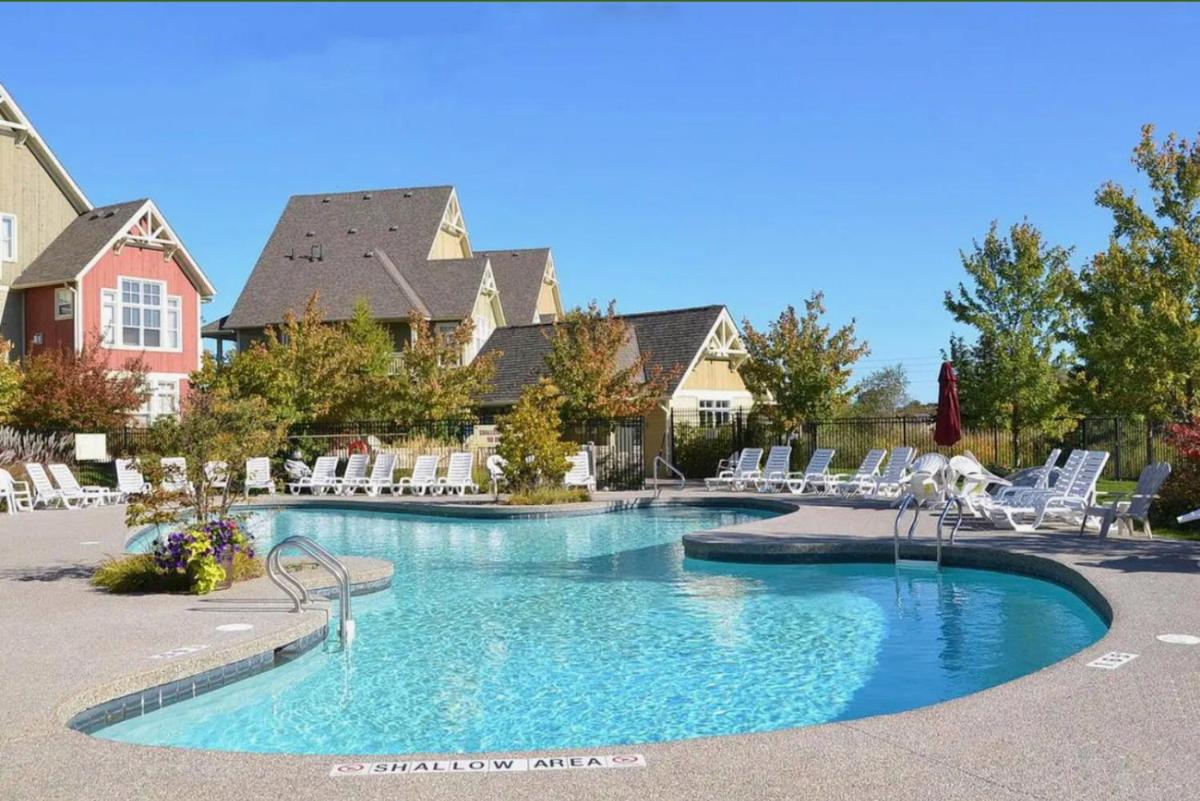 Great Location, Pool, Blue Mountain 2 BDRM Dream - Housity