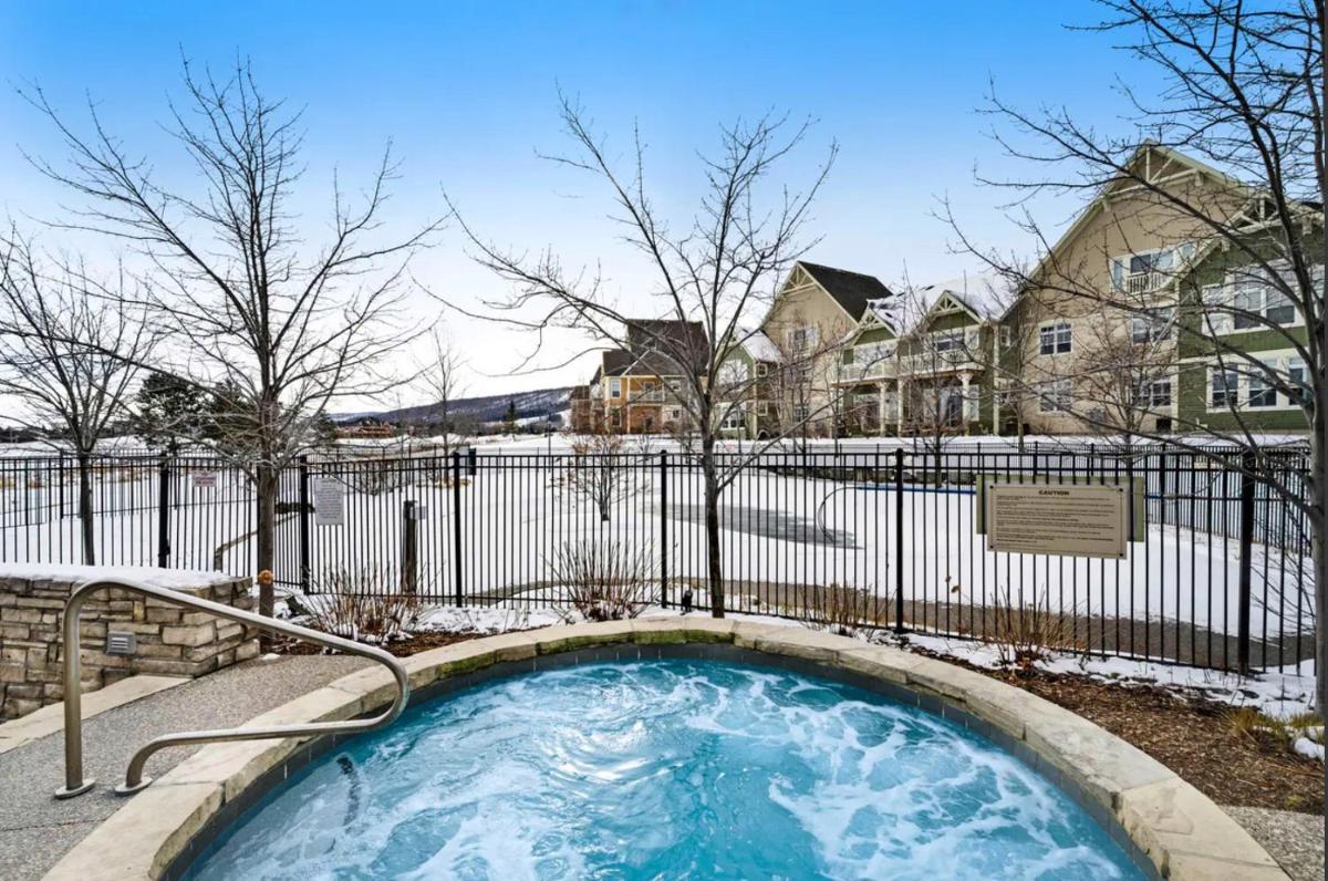 Great Location, Pool, Blue Mountain 2 BDRM Dream - Housity