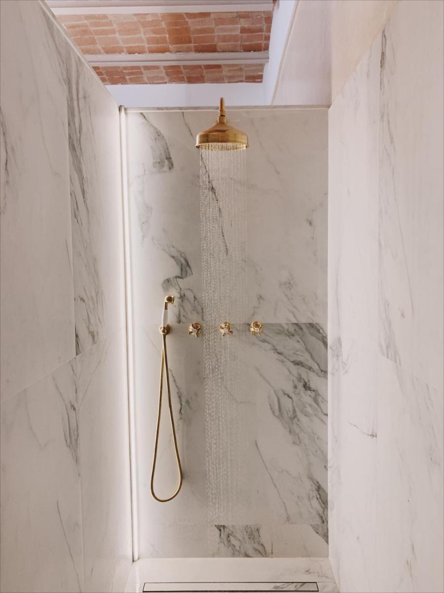 Un baño de Hotel Palau Macelli & Spa