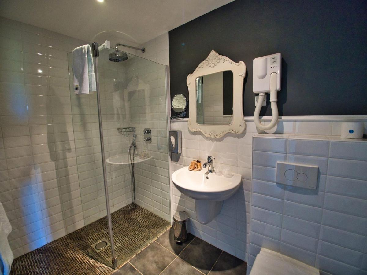 Salle de bains dans l'établissement Château Hôtel Edward 1er