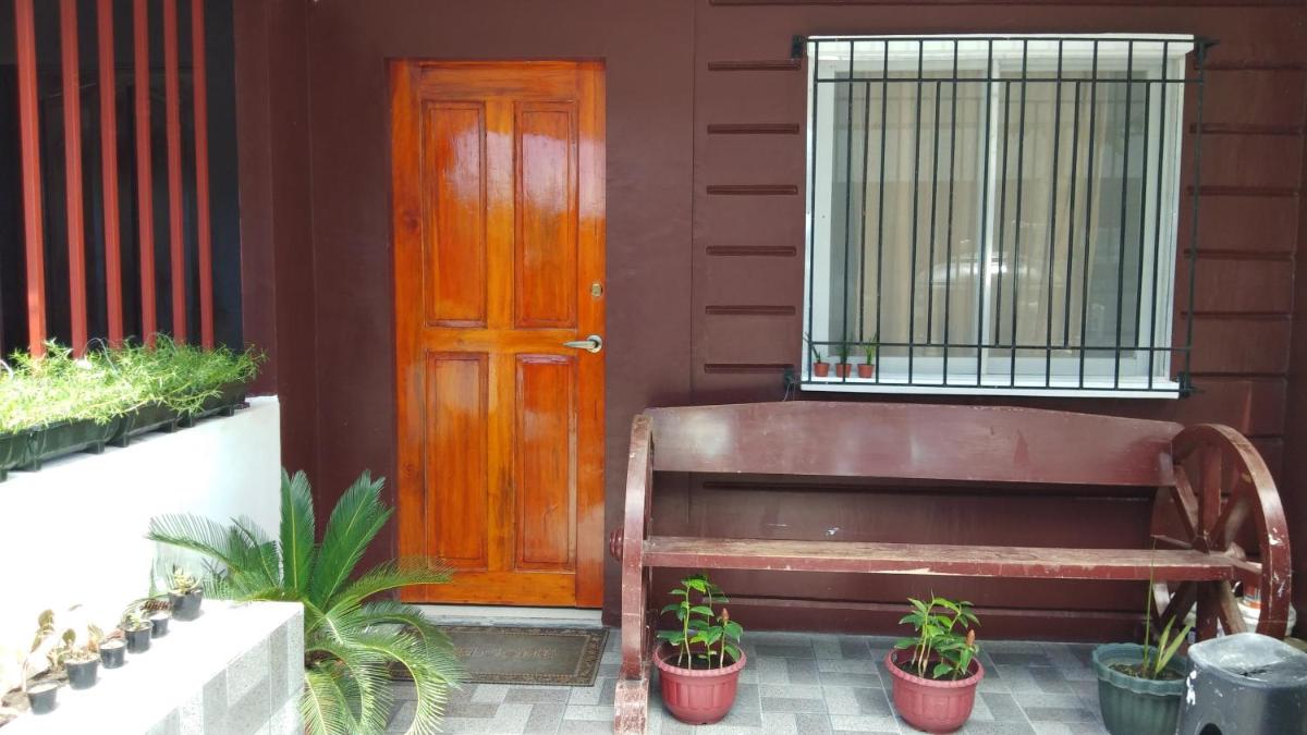 Suitetrails - 2 Story Smart Home with Balcony near Dumaguete Airport
