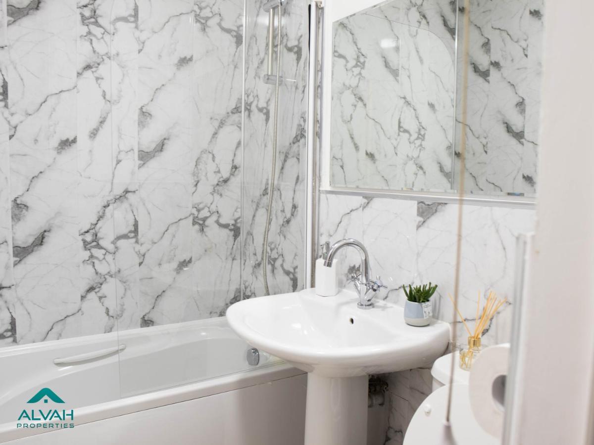 Luxurious 2 Bed City Centre  with balcony - Housity
