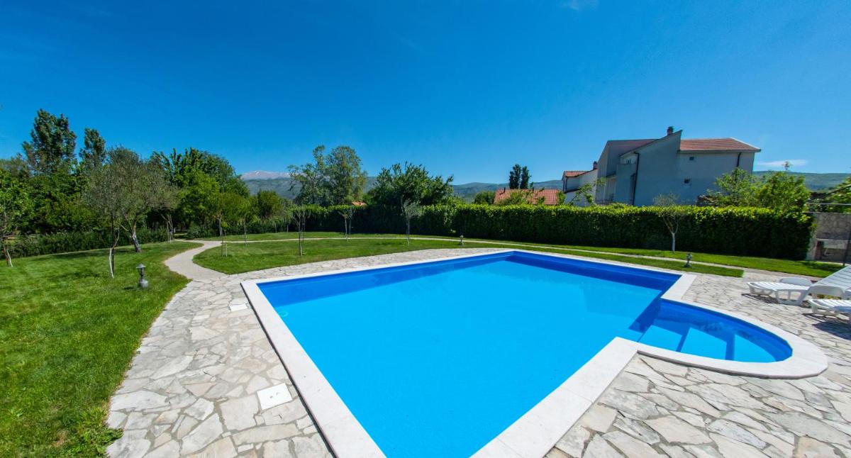 Suitetrails - Frida Luxury Beachfront villa