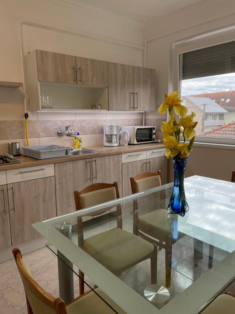 Pingvin Cukrászda Apartman felső szint - Housity