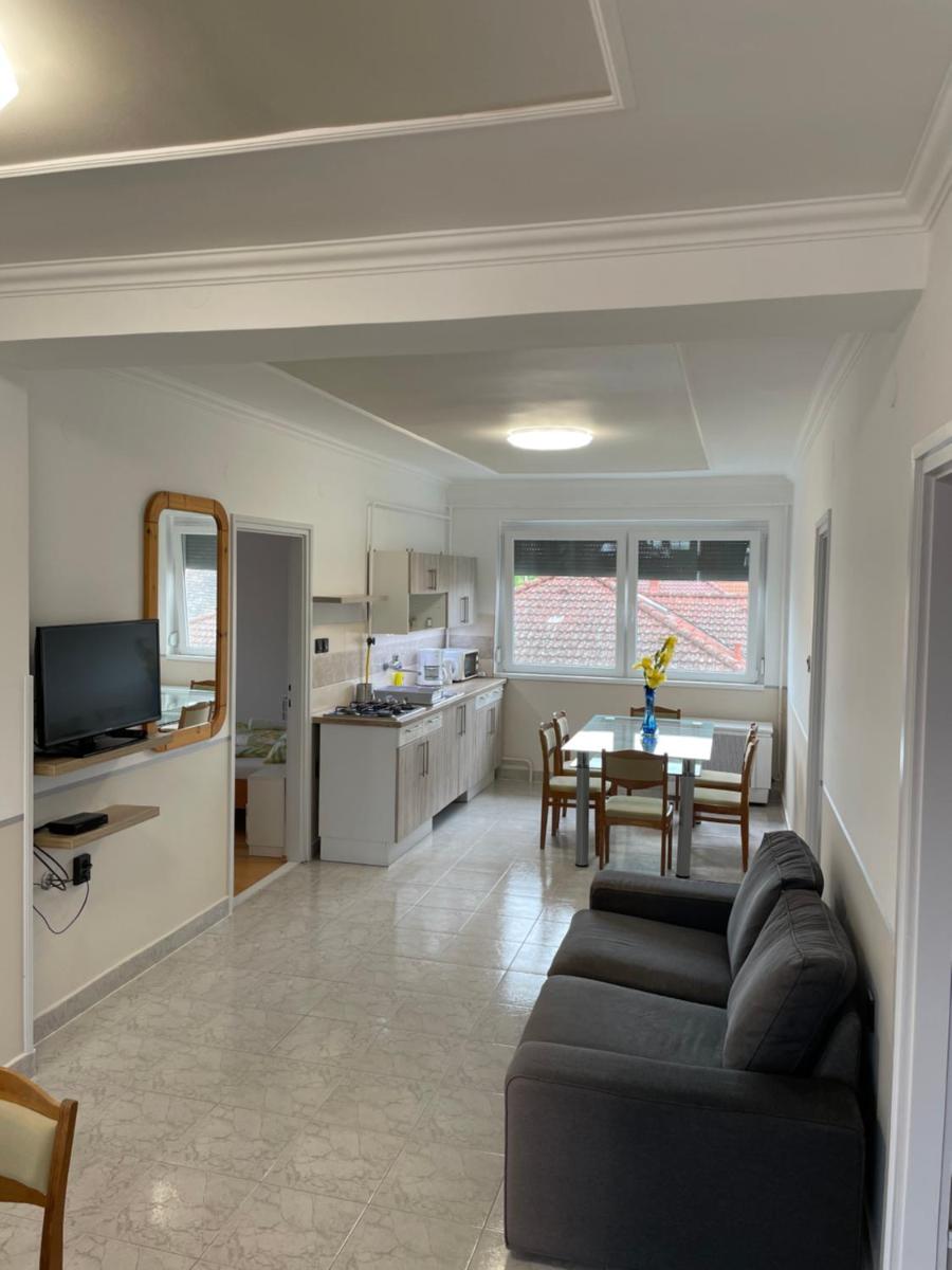 Pingvin Cukrászda Apartman felső szint - Housity