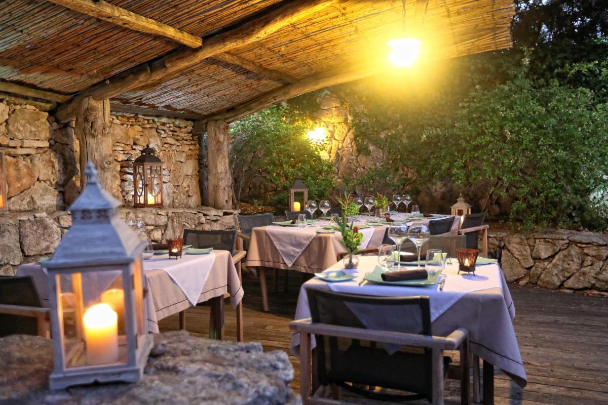 un restaurant avec des tables à nappes blanches et une lanterne dans l'établissement A SPERANZA Suites avec piscine privative chauffée, à Bonifacio