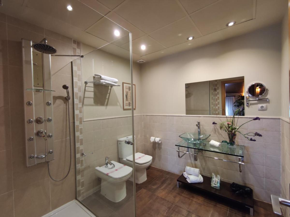 Un baño con ducha, inodoro y lavabo. en Cal Barber, en Botarell 37 fotos más