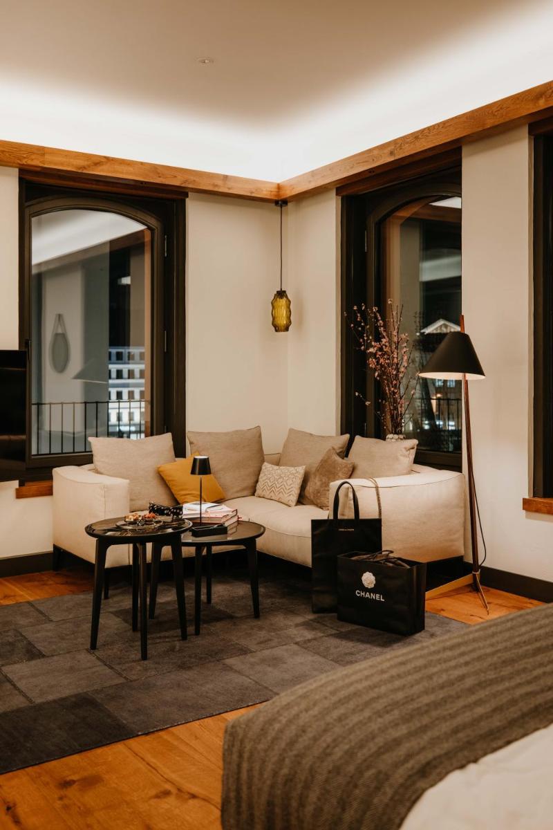 Ein Sitzbereich in der Unterkunft DO & CO Hotel München Ein Sitzbereich in der Unterkunft DO & CO Hotel München