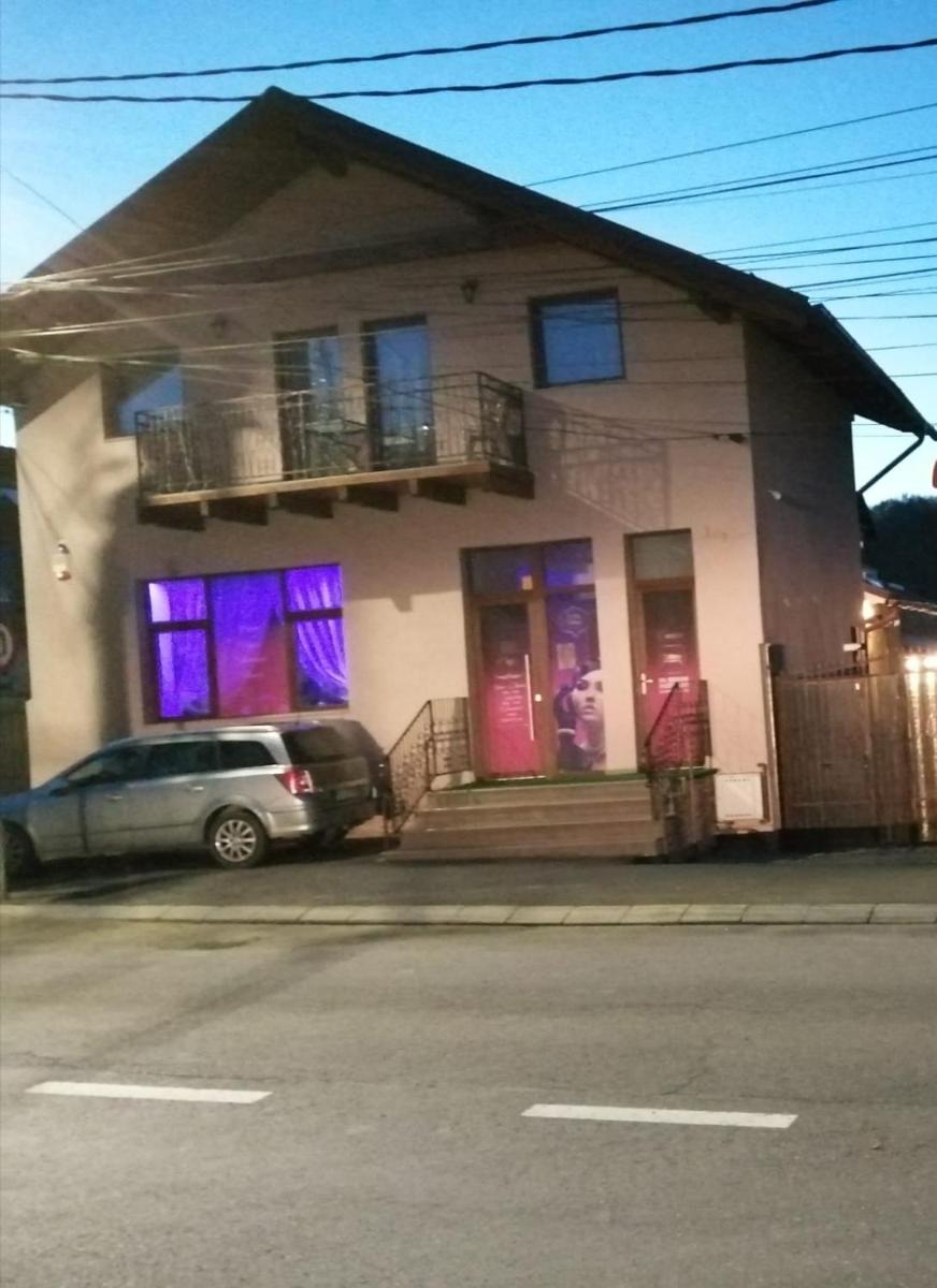 Cazare REGIM HÔTELIER ZĂRNEŞTI - Housity