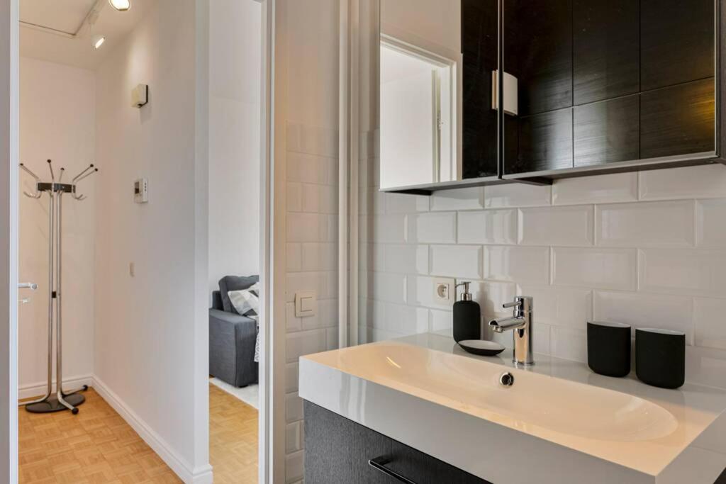 New-York style studio (free PARKING/free NETFLIX & sunny terrace) - Housity