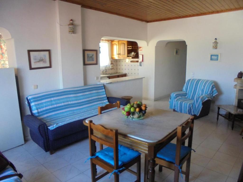 Ema's Beach and Nightlife House - Housity