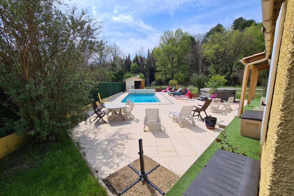 Maison avec rivière, piscine, SPA, SAUNA Infrarouge,terrain boules, ping-pong, volley et Badminton - Housity