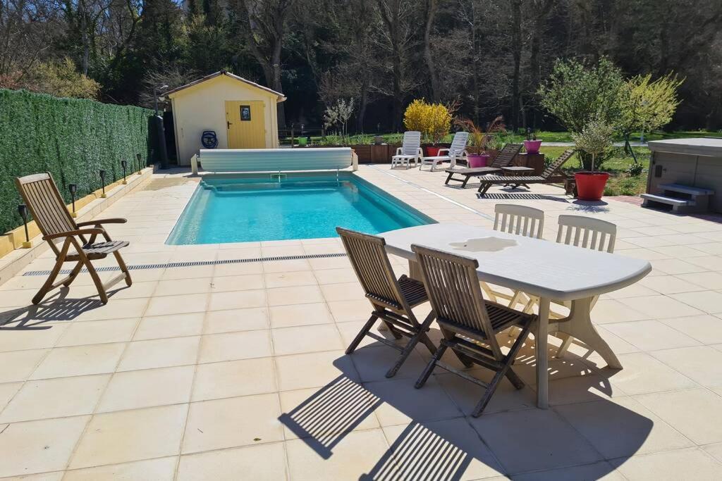 Maison avec rivière, piscine, SPA, SAUNA Infrarouge,terrain boules, ping-pong, volley et Badminton - Housity